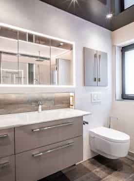 Modernes Sanitär und Badezimmer durch Teilbad Modernisierung von Steinkühler in Leverkusen.