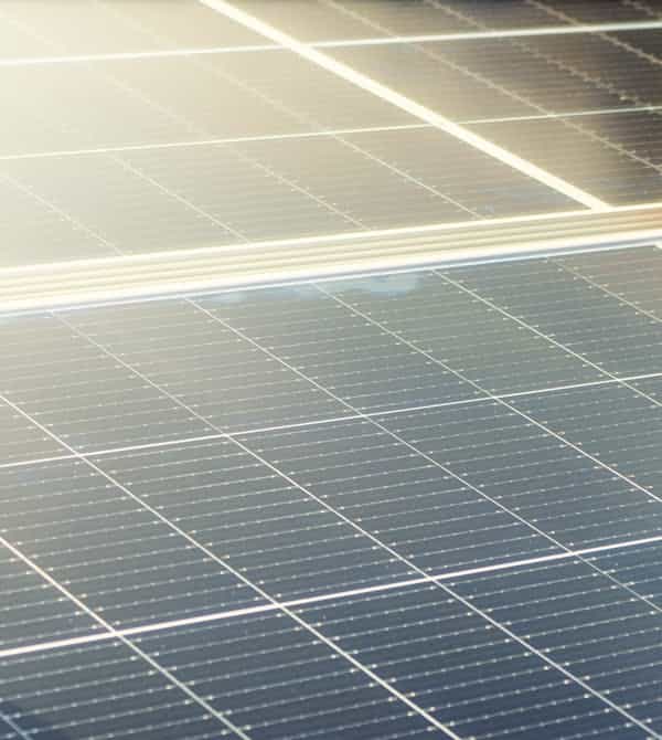 Montage einer Photovoltaikanlage als regenerative Energie mit Steinkühler in Leverkusen.