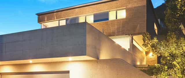 Großes modernes Haus mit Licht und Steuerung von Steinkühler in Leverkusen.