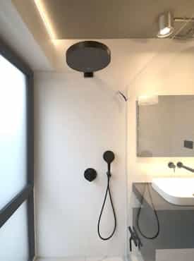 Schwarze Dusche als Element im neuen Badezimmer nach Teilbad Modernisierung von Steinkühler in Leverkusen.