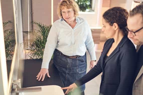 Frau Steinkühler zeigt Ehepaar Manufaktur von Steinkühler in Leverkusen.