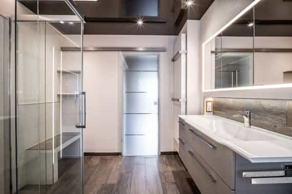 Referenzen eines modernen und hellen Badezimmers von Steinkühler in Leverkusen.