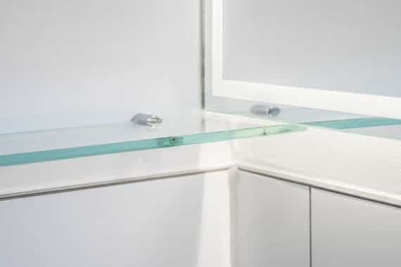 Referenzen von Steinkühler in Leverkusen - Glasablage vor beleuchtetem Spiegel