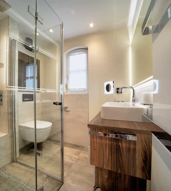 Badsanierung light von Steinkühler in Leverkusen mit moderner Dusche.