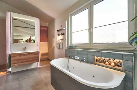 Badezimmer mit schöner Badewanne und Manufaktur von Steinkühler in Leverkusen.
