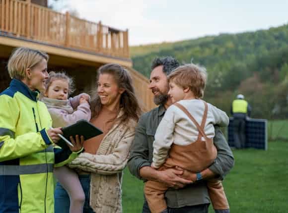 Zufriedene Familie Dank staatlicher Förderung ihrer Photovoltaikanlage von Steinkühler in Leverkusen.