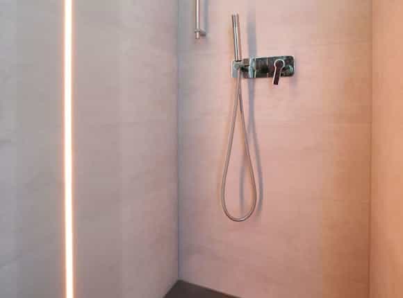 Schöne Badezimmer durch Elektro-Leistungen von Steinkühler in Leverkusen.