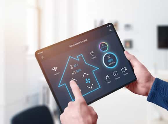 Steuerung am Tablet für digitale und smarte Sicherheit für Ihr Zuhause von Steinkühler in Leverkusen.