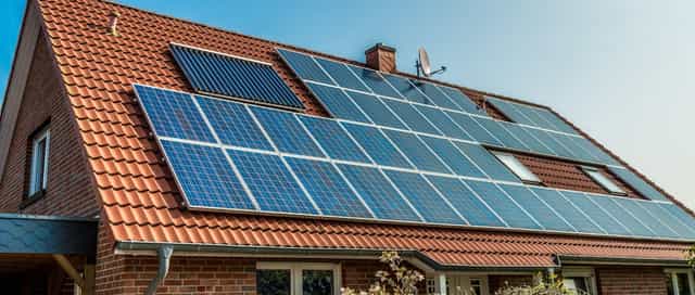 Photovoltaik- und Solaranlage auf einem Dach von Steinkühler in Leverkusen.