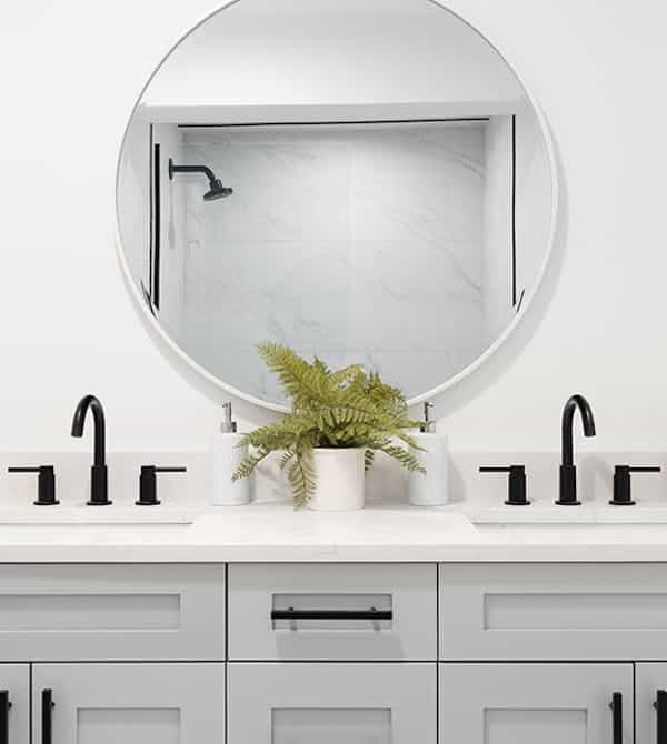 Waschbecken mit Spiegel in hellem Badezimmer mit Badsanierung light von Steinkühler in Leverkusen.