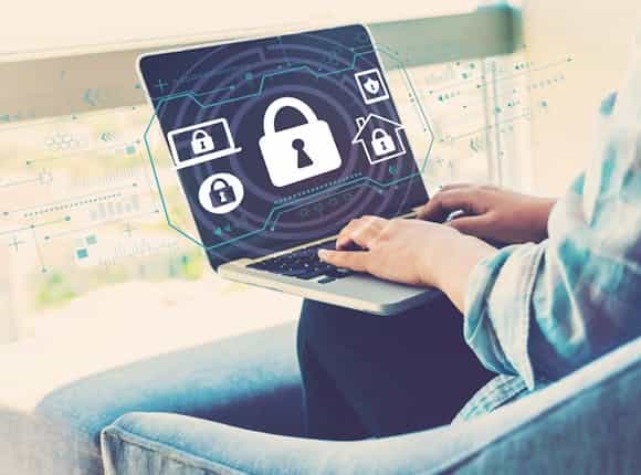 Geschützter Laptop zur veranschaulichung der digitalen und smarten Sicherheit für Ihr Zuhause von Steinkühler in Leverkusen.