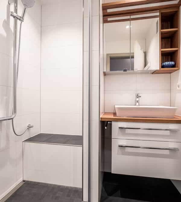 Über uns und Badezimmer von Steinkühler in Leverkusen.