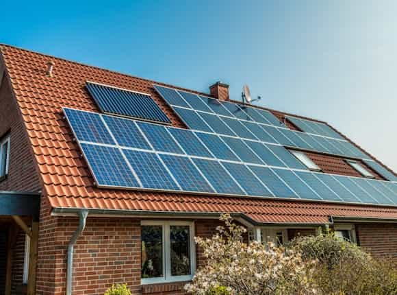 Photovoltaikanlage und Solaranlage von Steinkühler auf einem Haus