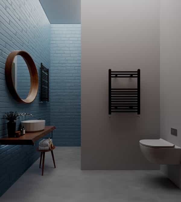 Modernes Bad ohne Fliesen mit blauer und weißer Wand