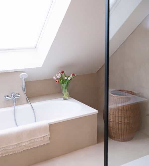 Helles Bad von Steinkühler ohne Fliesen