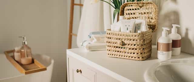 Kleines helles Bad von Steinkühler mit dezenten Dekorationen.