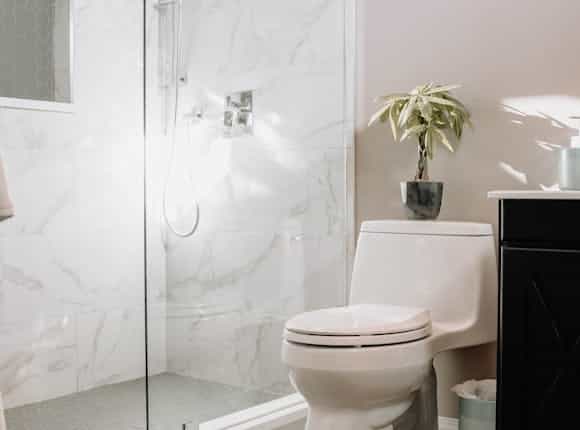 Kleines Badezimmer mit moderner ebenerdiger Dusche von Steinkühler.