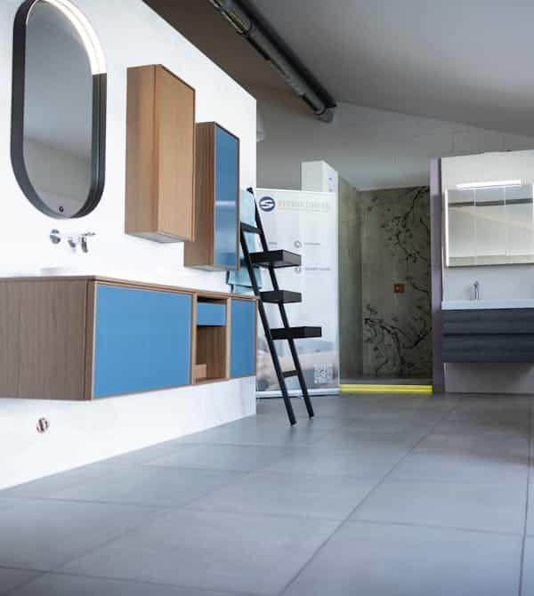 Ein stilvoll gestalteter Showroom mit modernen Badmöbeln und durchdachter Raumaufteilung, der hochwertige Lösungen für zeitgemäße Badgestaltung und Haustechnik präsentiert – Steinkühler Wasser & Wärme GmbH & Co. KG