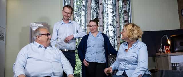 Ein Team von Fachkräften tauscht sich gemeinsam in entspannter Atmosphäre aus und bespricht interne Abläufe oder Kundenprojekte; die Szene steht für Zusammenarbeit, Erfahrung und abgestimmte Lösungen im Bereich moderner Haustechnik – Steinkühler Wasser & Wärme GmbH & Co. KG