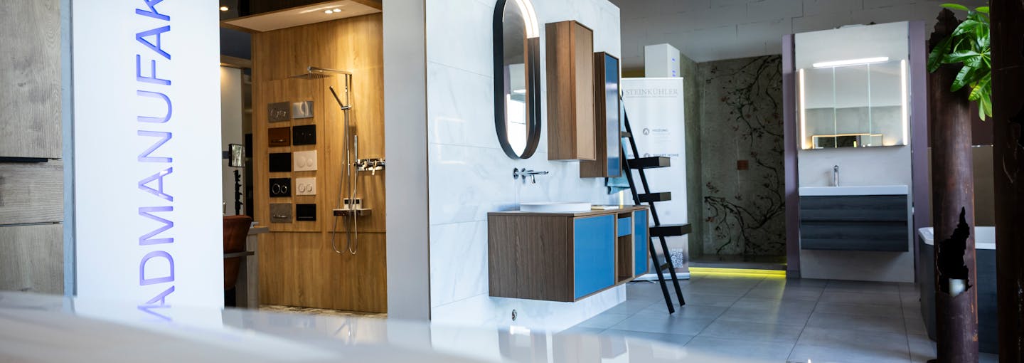 Ein moderner Showroom mit hochwertigen Bad- und Haustechniklösungen, der innovative Gestaltung und Funktionalität vereint; die klare Architektur und stilvolle Präsentation laden zur Inspiration und individuellen Beratung ein – Steinkühler Wasser & Wärme GmbH & Co. KG