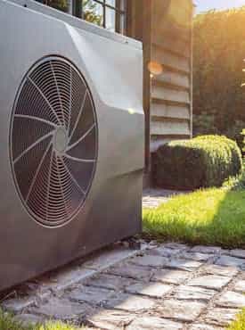 Wärmepumpe von Steinkühler in Leverkusen in einem Garten.