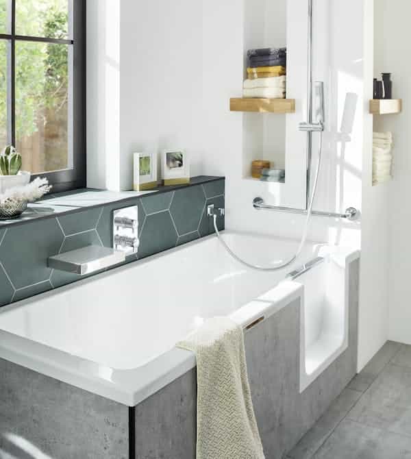 Badewanne nach Badsanierung light in hellem Badezimmer von Steinkühler in Leverkusen.