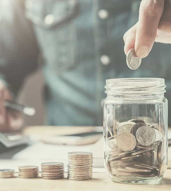 Mann rechnet Kosten zusammen und spart bei seinem barrierefreien Bad von Steinkühler in Leverkusen.