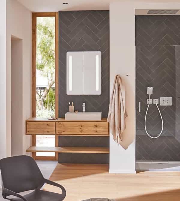 Helles Badezimmer in Leverusen nach Badsanierung light von Steinkühler.