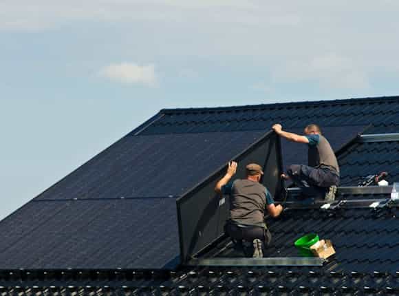 Montage einer Photovoltaikanlage von Steinkühler aus Leverkusen.